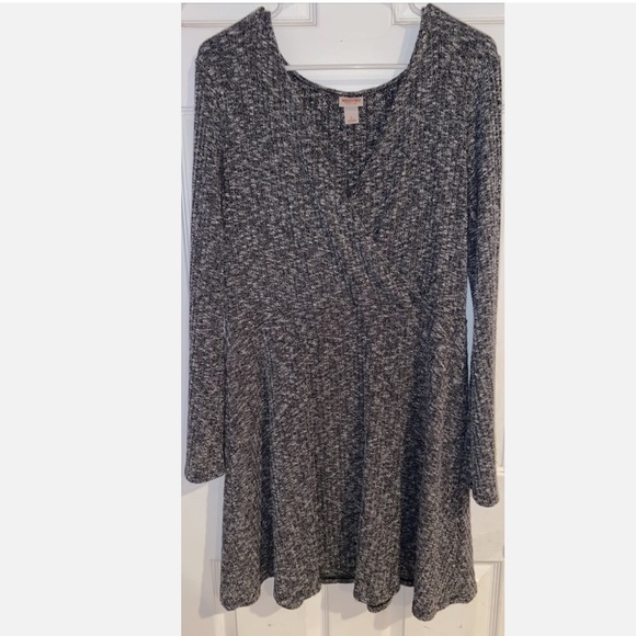 Mossimo Supply Co. Dresses & Skirts - MOSSIMO grey long sleeve dress size Medium